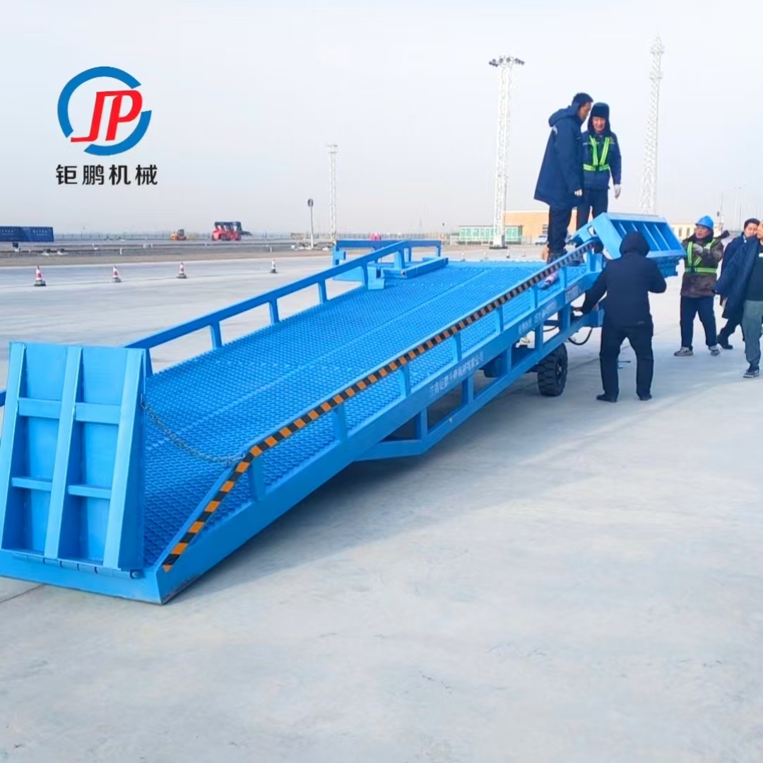 新疆哈密交通物流集團(tuán)訂購10噸火車裝卸登車橋